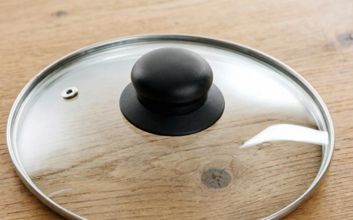 Proč byste měli při vaření odklápět pokličku? Tři situace, kdy je přítěží