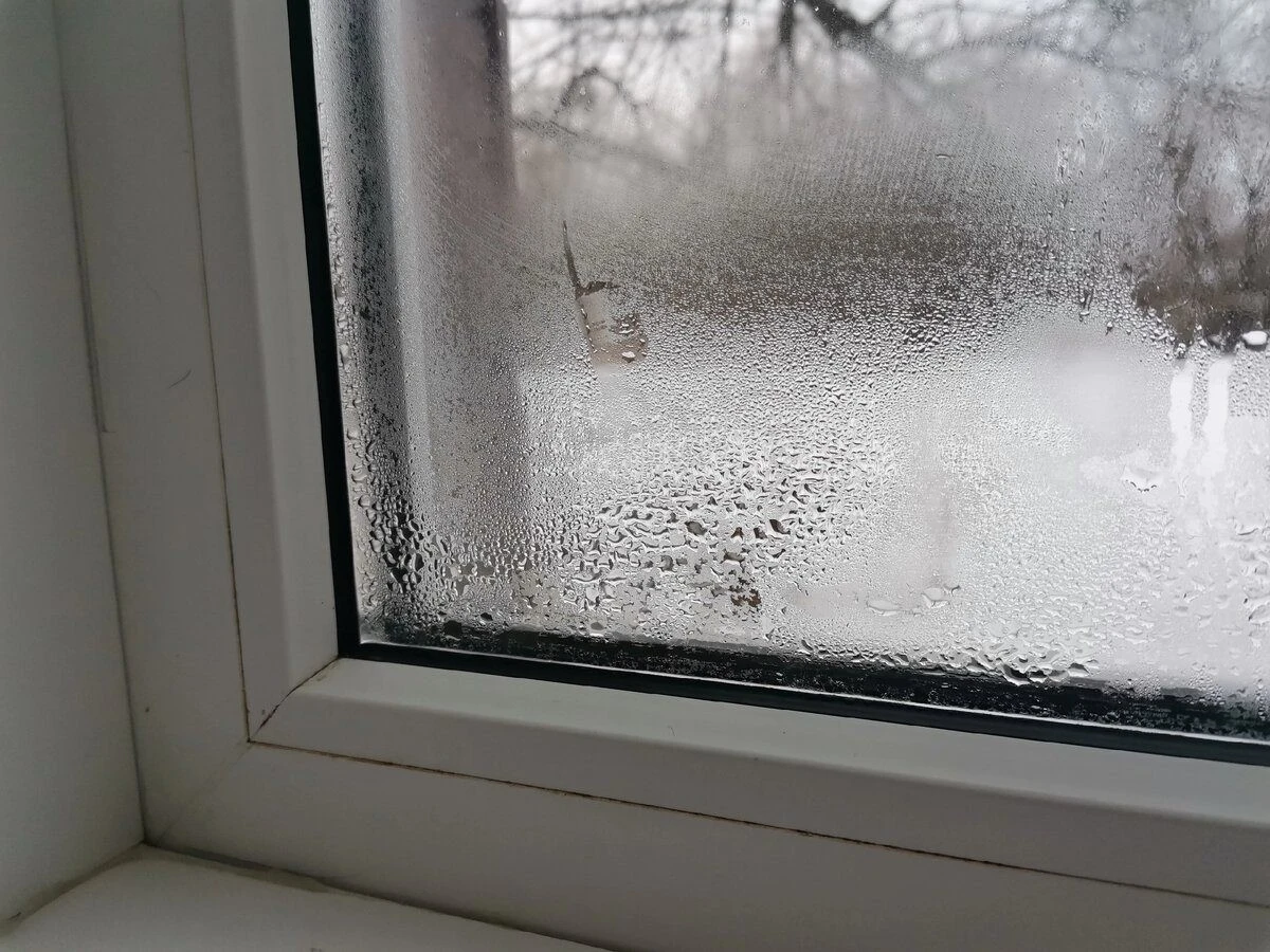 Секрет кума-майстра: плівка з пухирцями зробить пластикові вікна на 4°C теплішими лише за 5 копійок