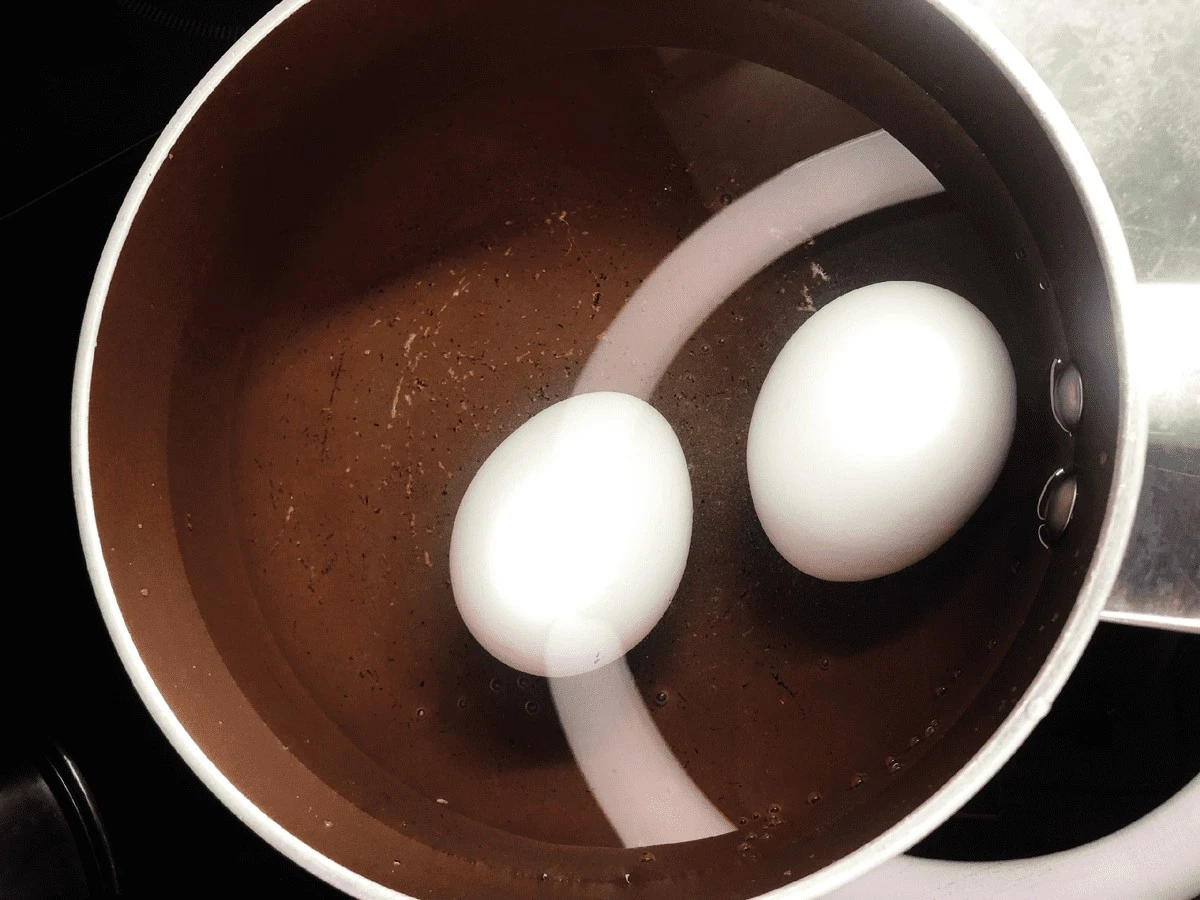 Proč po vaření zalévat vejce studenou vodou není vždy nejlepší nápad: Odhalený trik