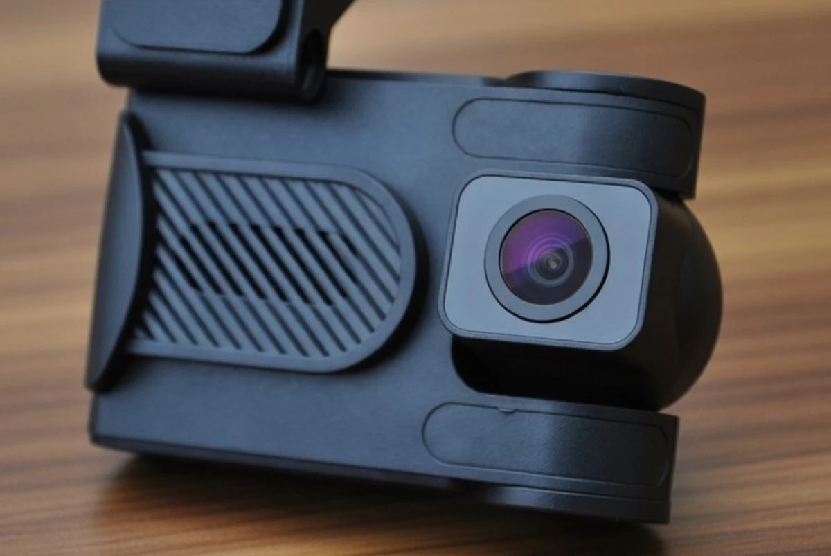 Kompaktní autokamery se dvěma objektivy: 5 modelů, které vám na cestách nesmí chybět