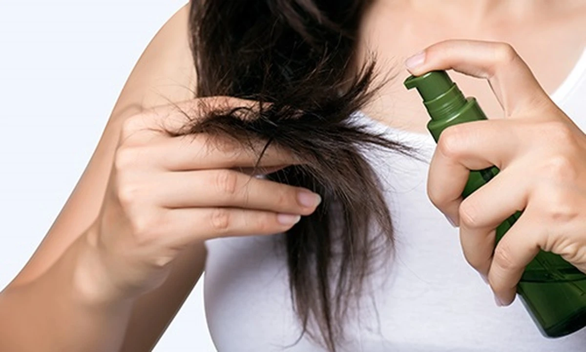 Proč se konečky vlasů třepí už týden po ostříhání: viníkem může být koupelna - image 1