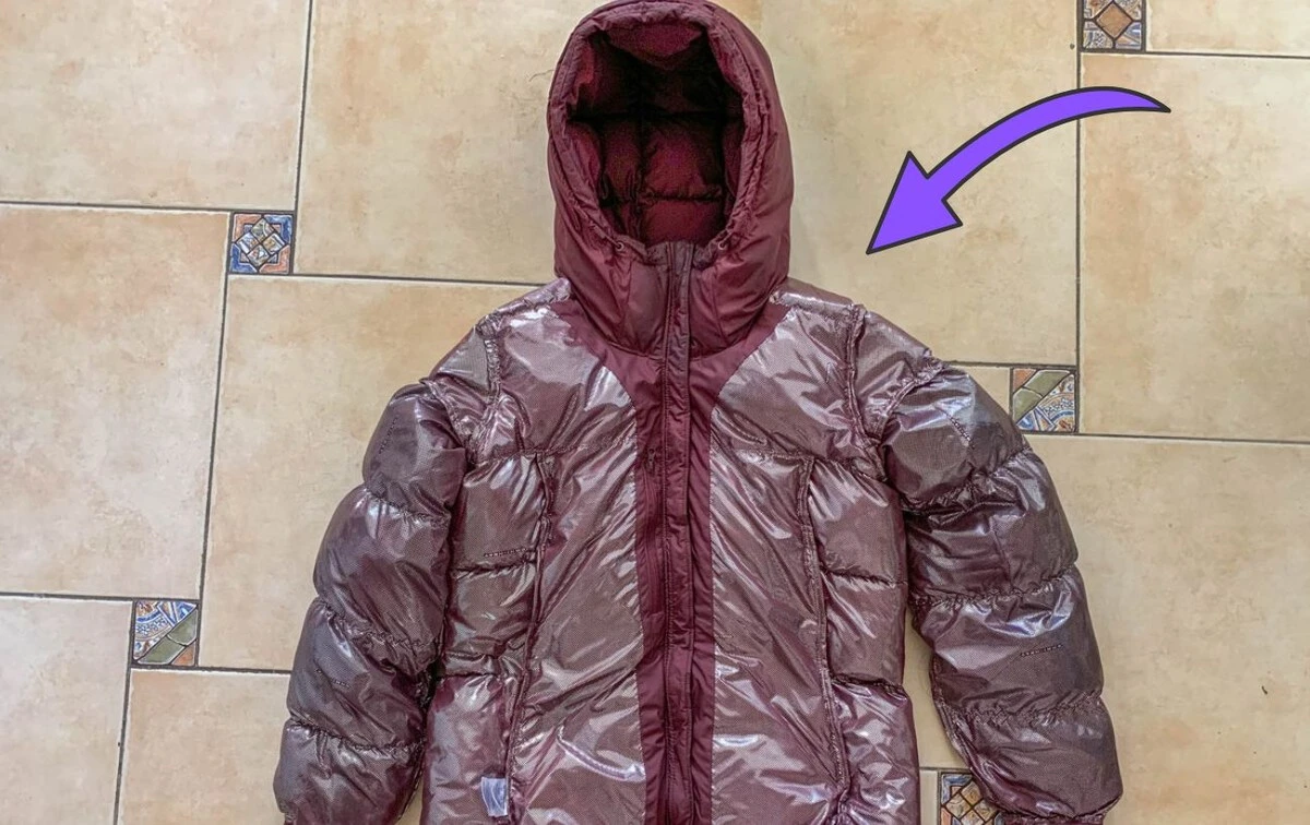 Zapomeňte na praní: Jak vyčistit límec péřovky 3 kapkami na tampon