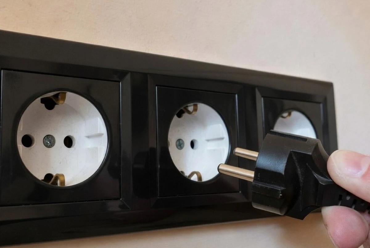 Co dělat, když jiskří zásuvka: postup krok za krokem, který zná každý elektrikář