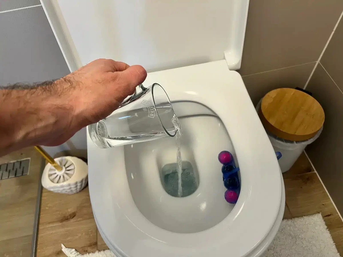 Zapomeňte na drahé čističe: Smíchejte 2 suroviny a toaleta bude jako nová