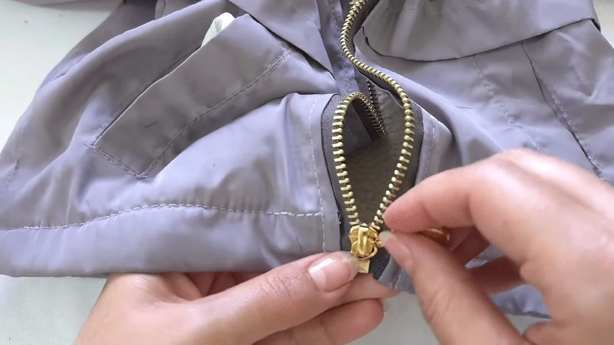 Затягніть зіпсований бігунок блискавки, як це роблять кравці: справу вирішено за 2 хвилини