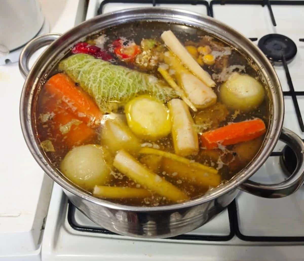 Jak přichystat dokonalý vývar: Tajemství kuchařů pro krystalicky čistý základ