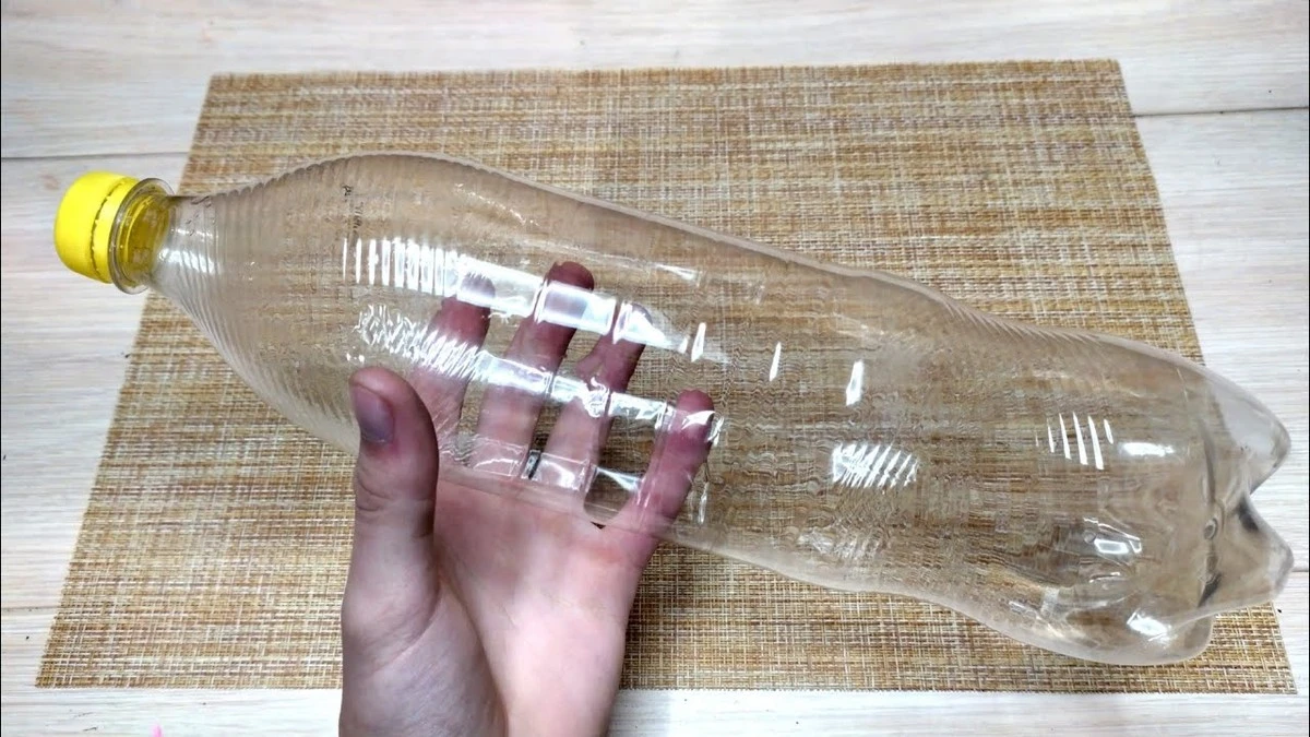 Ze starých PET lahví se dají pro skleník vyrobit praktické desky. Vyzkoušela jsem 3 metody: jedna funguje skvěle, dvě jsou ztrátou času