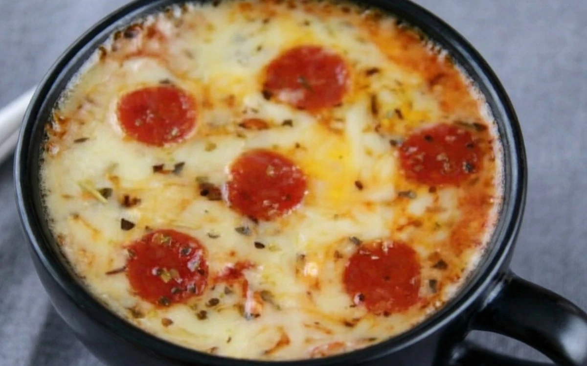 Rychlá pizza v hrnku: Sen každého mlsouna za 5 minut