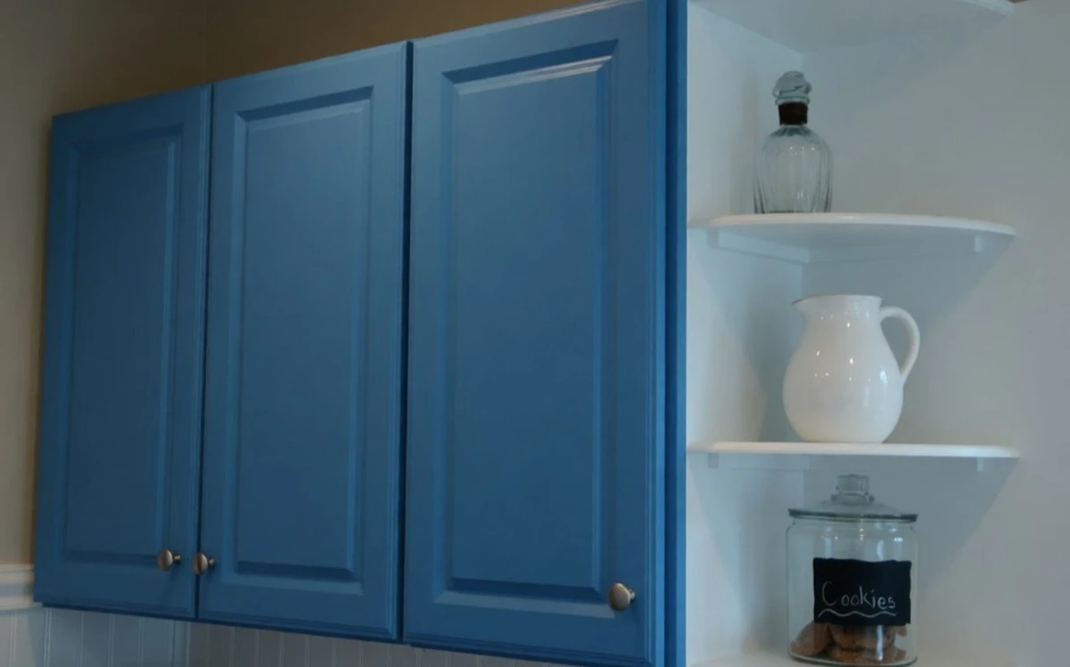 Jak odstranit starý tuk z kuchyňských dvířek: osvědčený trik bez drahé chemie