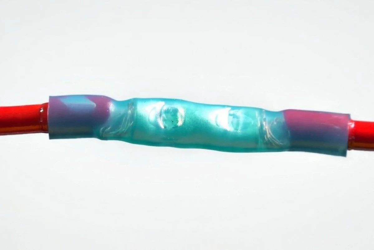 Vysoušeč vlasů a zapalovač místo pájky: Jak spojit dráty za 2 sekundy