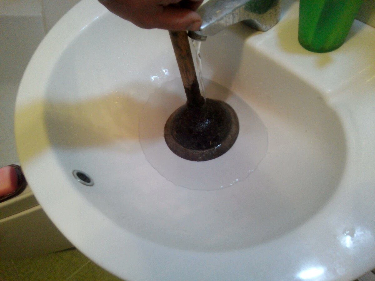 Vana opět září: smíchal jsem 2 prášky doma, počkal 60 sekund – a žádné ucpání