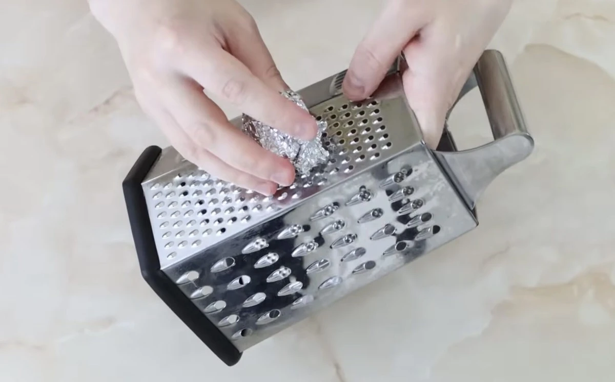 Jak obnovit ostrost struhadla: trik s potravinářskou fólií, který funguje