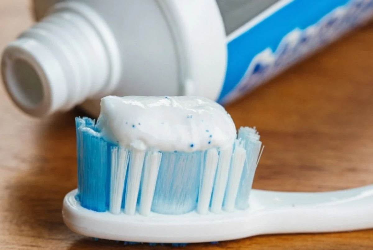 Obyčejná zubní pasta vyčistila to, co žádný čistič nezvládl: tip pro všechny hospodyňky