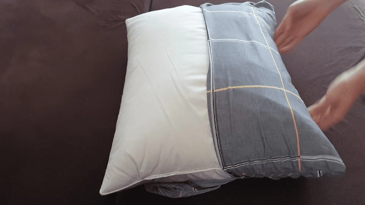 Velká povlak na polštář 50x70 na menším polštáři už se neskrabatí: 2 pohyby – a postel vypadá jako z IKEA katalogu