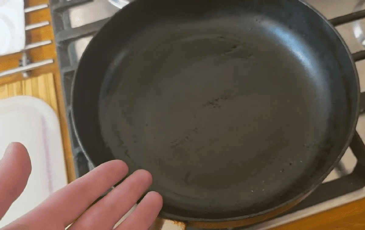 Babiččin trik: Obyčejnou pánev proměníte na nepřilnavou během pár minut