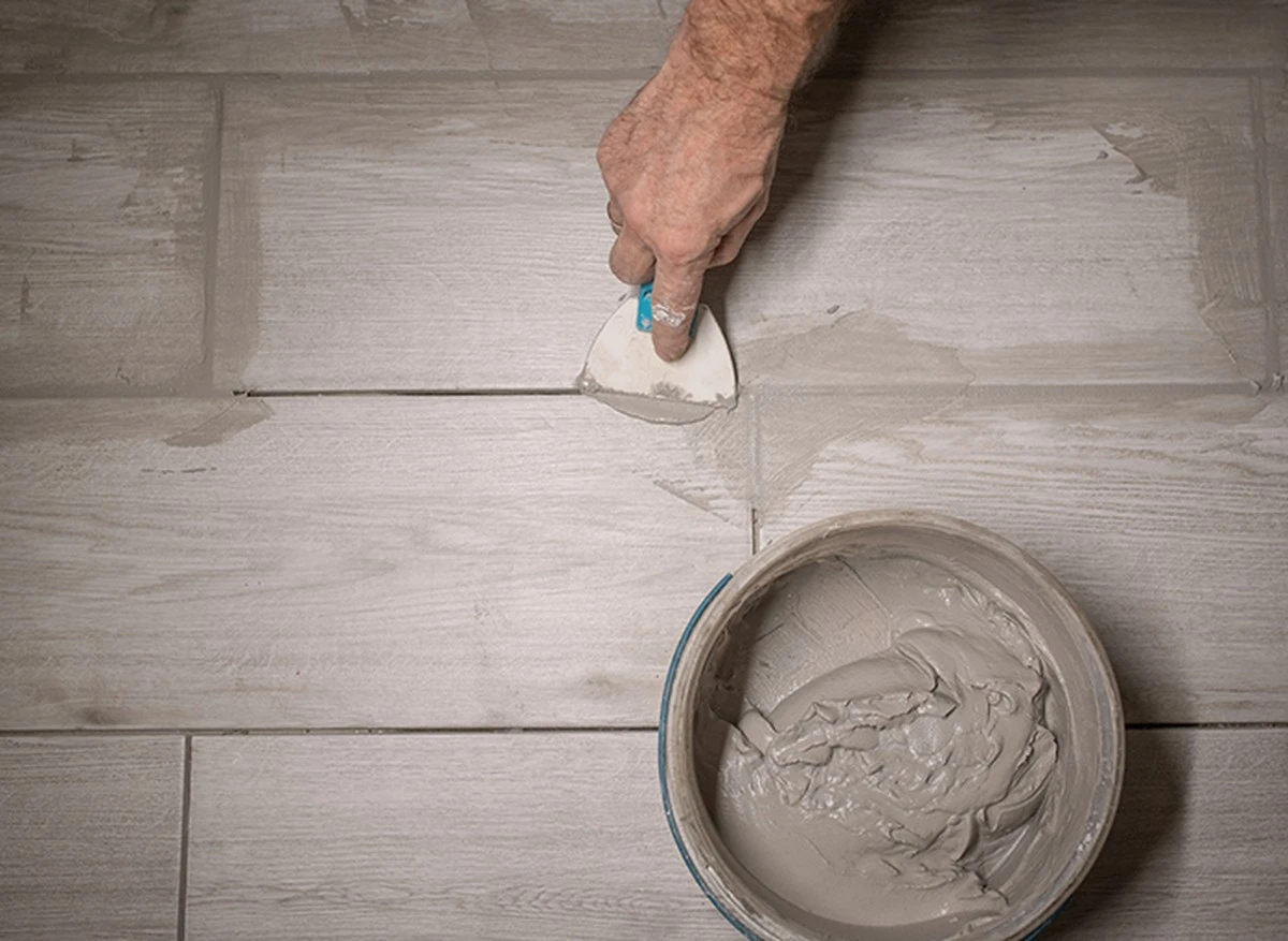 proczkusenykuti-extra-1.webp Proč zkušený kutil plní spáry mezi dlaždicemi octem: méně práce, lepší výsledek - image 1