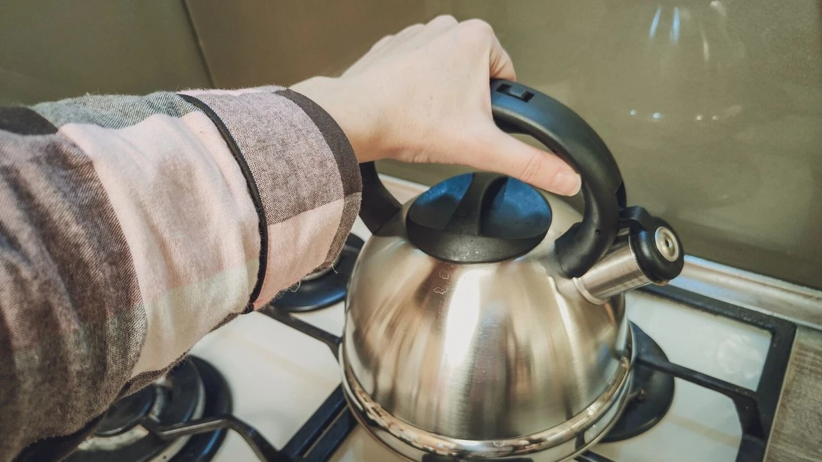 Čajník jako nový: 2 lžíce toho, co všichni vyhazují, odstraní vodní kámen