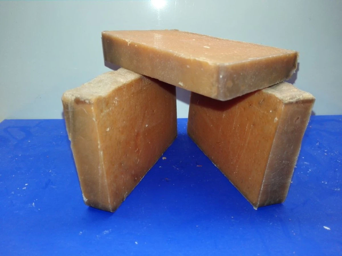 Proč se zbavit drahých odstraňovačů skvrn a sáhnout po tomto levném mýdlu - image 1