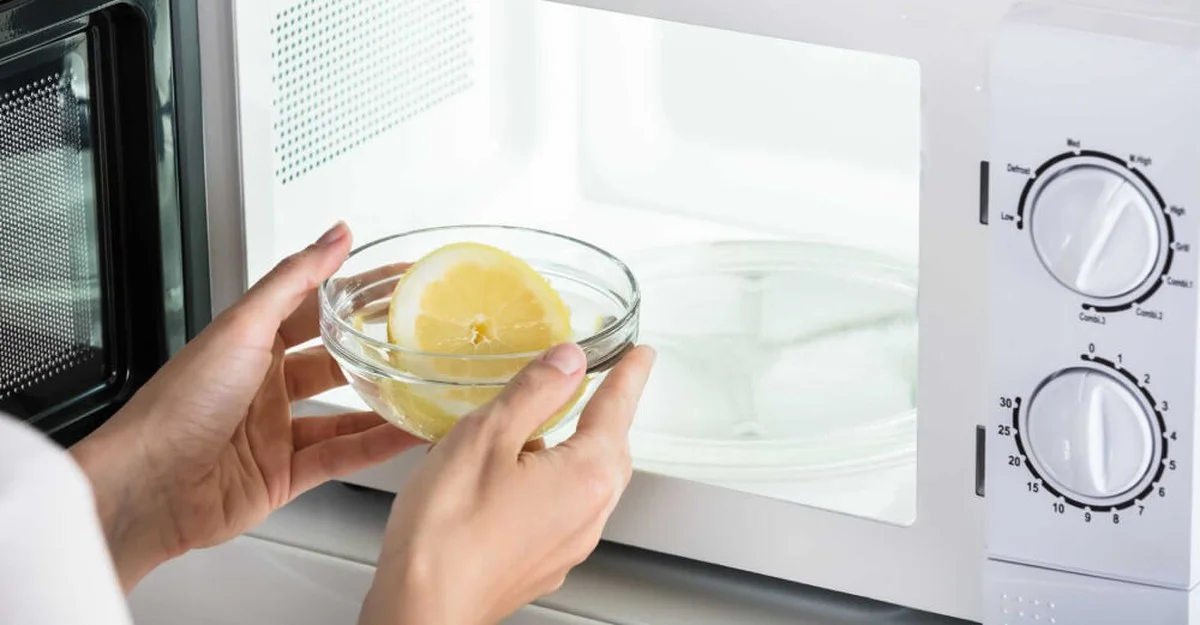 Máte špinavou mikrovlnku? Vyčistěte ji za 5 minut bez chemie, poradila mi ji tchyně - image 1