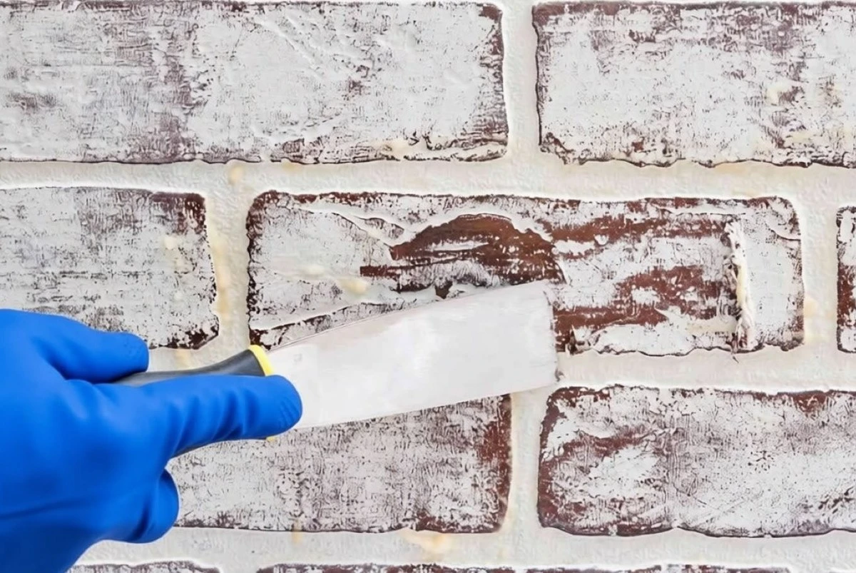 Zapomeňte na broušení: levný trik, jak dostat barvu z cihel za minuty