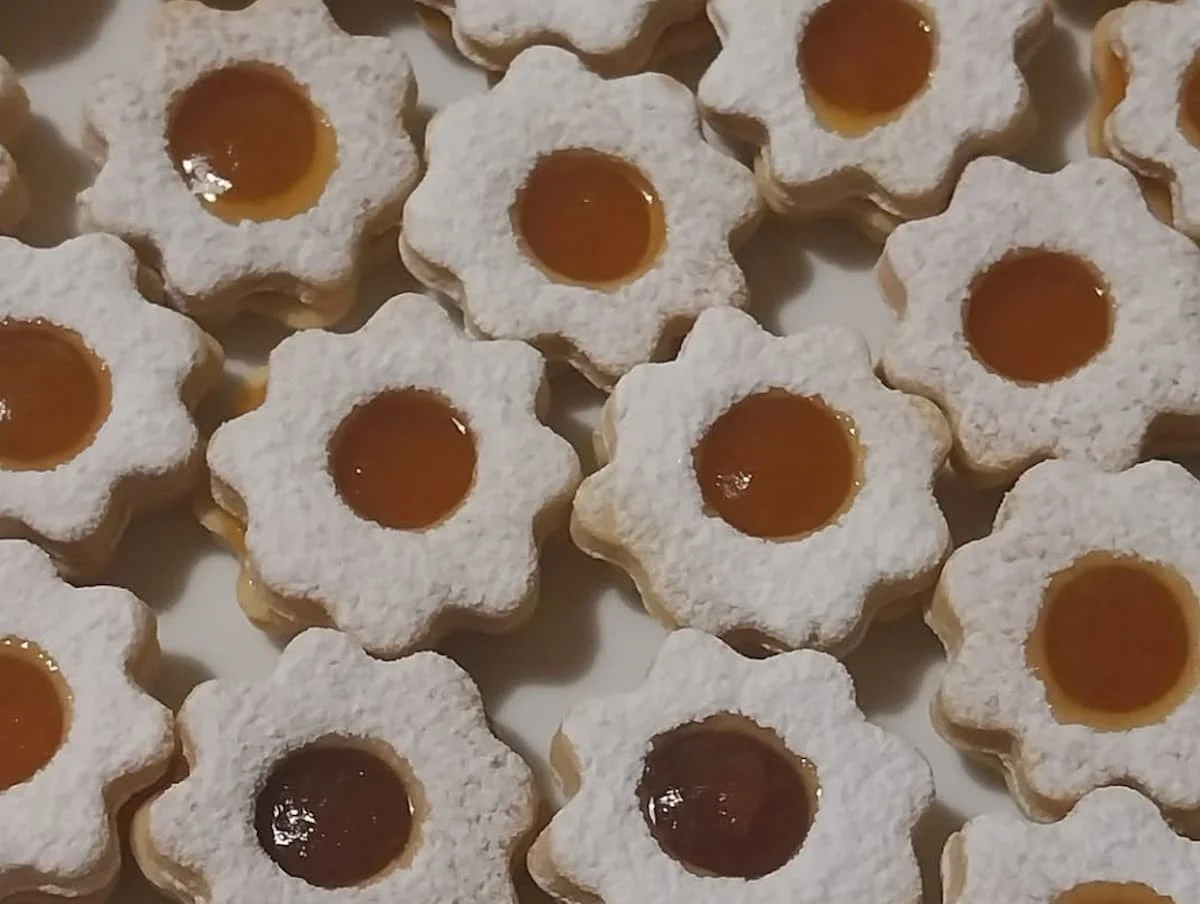 Tři kroky ke hvězdným linzerům: Tajemství vláčnosti, které z obyčejného pečiva udělá zázrak