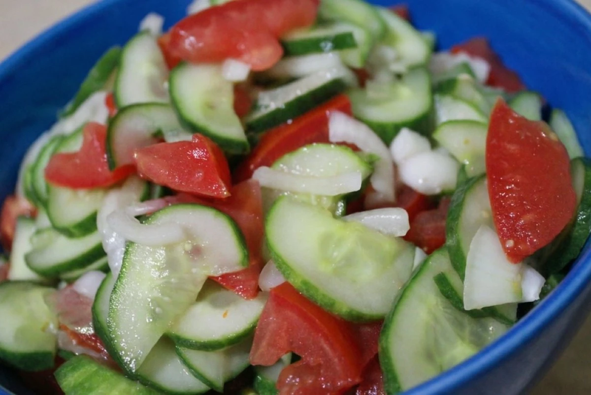 Proč míchat okurky a rajčata v jednom salátu není dobrý nápad: prosté vysvětlení