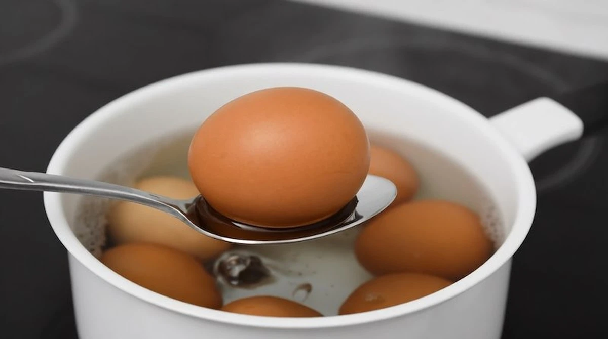 Proč zkušené hospodyňky dávají sirku do hrnce s vejci: trik při vaření vás překvapí výsledkem
