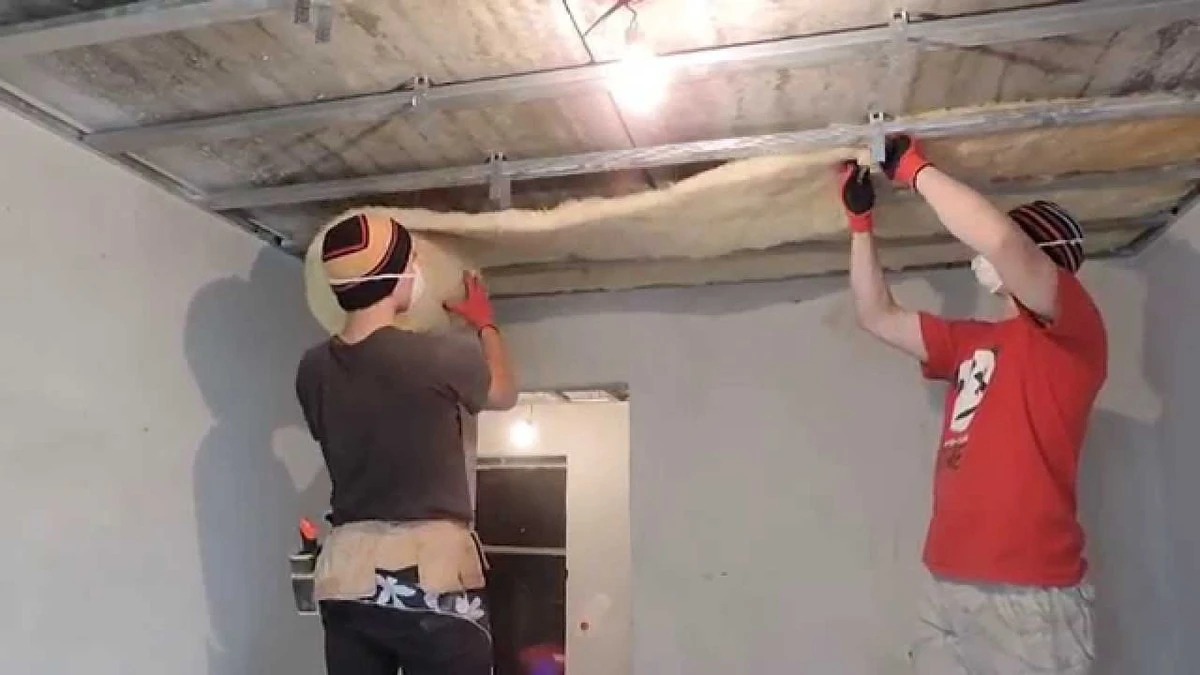 Dřevěné piliny a lahve: levnější izolace stropu, která přechytračila mráz i nory hlodavců