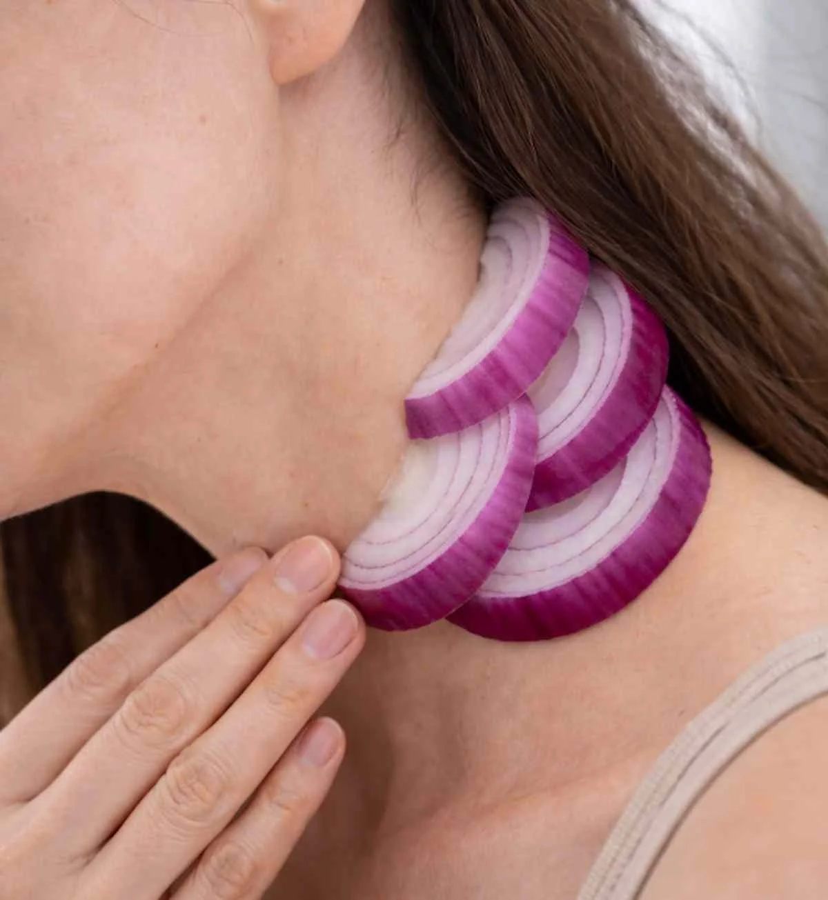 Babiččina rada: Proč si lidé dříve dávali cibuli na krk?