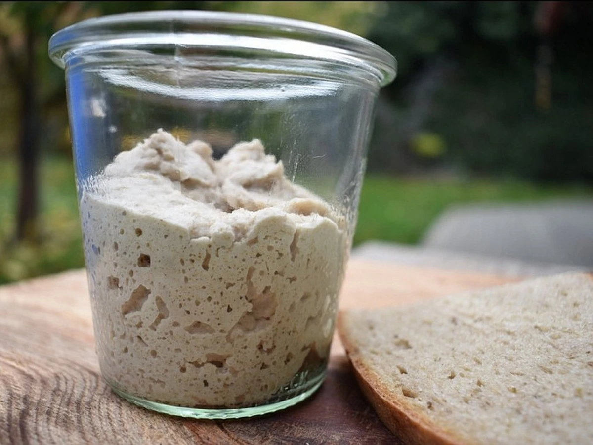 procbabickystal-extra-1.webp Proč babičky stále dávají mouku a vodu do sklenice: Úžasný trik pro nadýchaný chléb - image 1