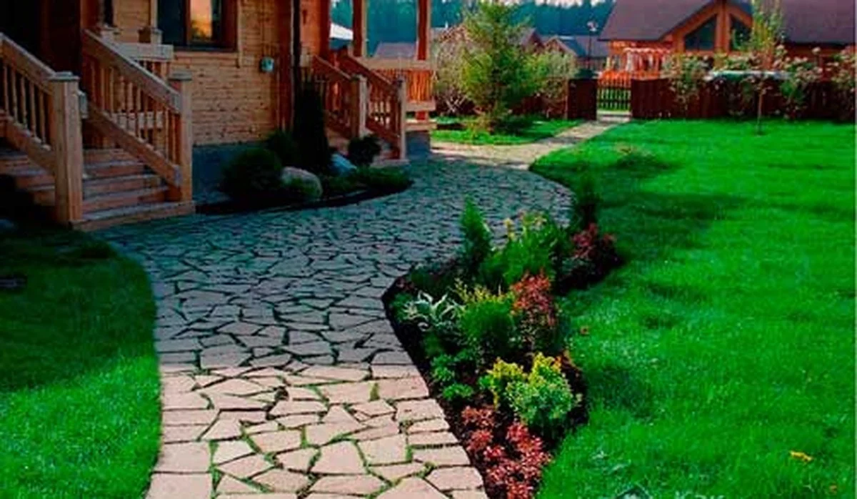 Nezáleží na dlažbě ani dřevu: Jak vytvořit nesmrtelné zahradní cestičky z 