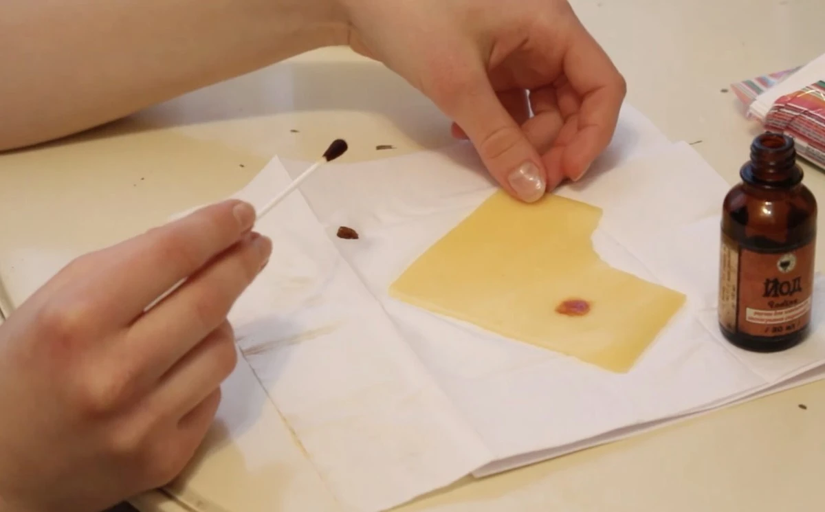 Prodejce na trhu zbledl, když jsem zkontroloval jeho sýr jodem: stačila jen 1 kapka a produkt zezelenal