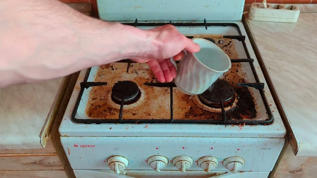 Забудьте про жорстку чистку: один хитрий трюк, який поверне вашим ручкам плити блиск