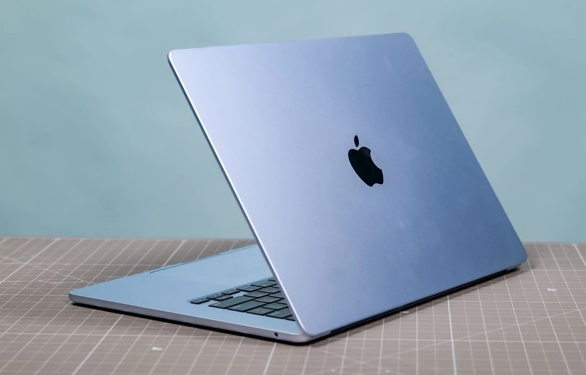 MacBook Air M4 vs. MacBook Pro M5: Který vyplatí pro vás?