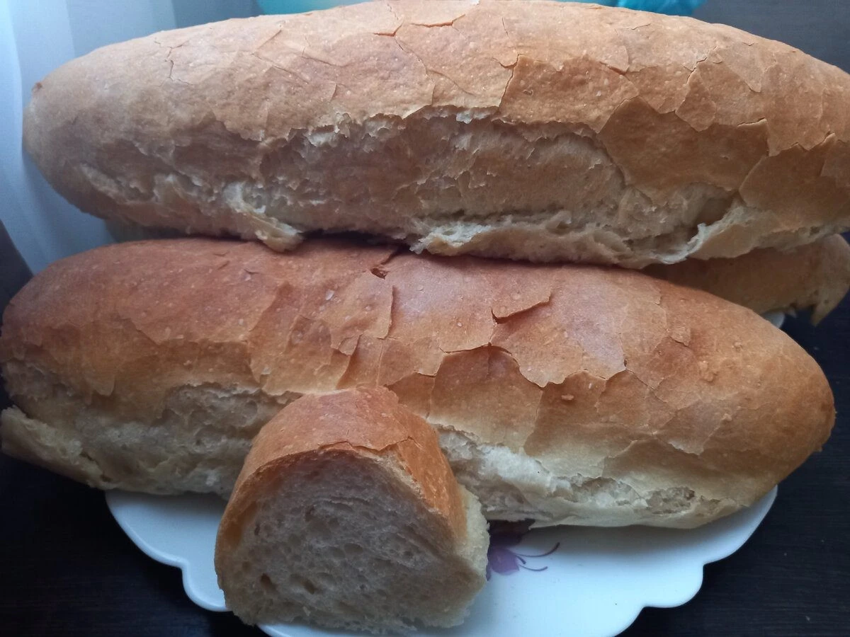 Babí fígl na týden čerstvý chléb: Proč stačí kastrol, utěrka a kostka cukru