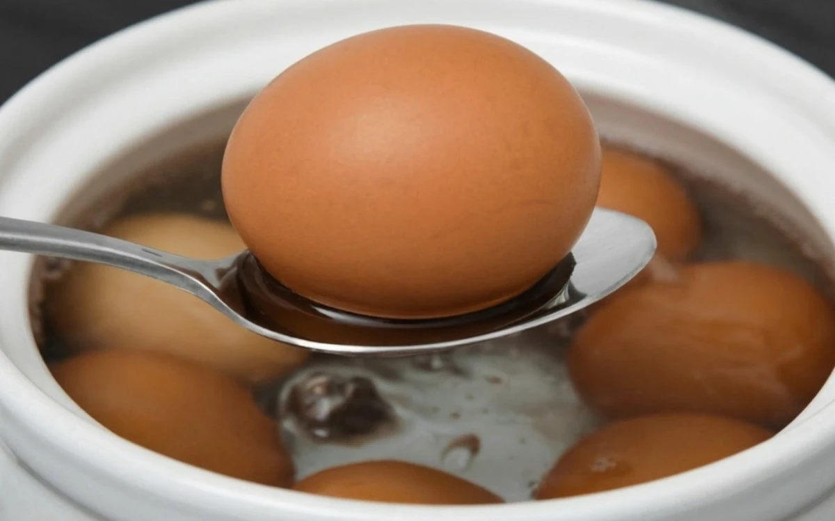 Proč se skořápka vždy přilepí? Triky s jedlou sodou pro dokonalá vařená vejce