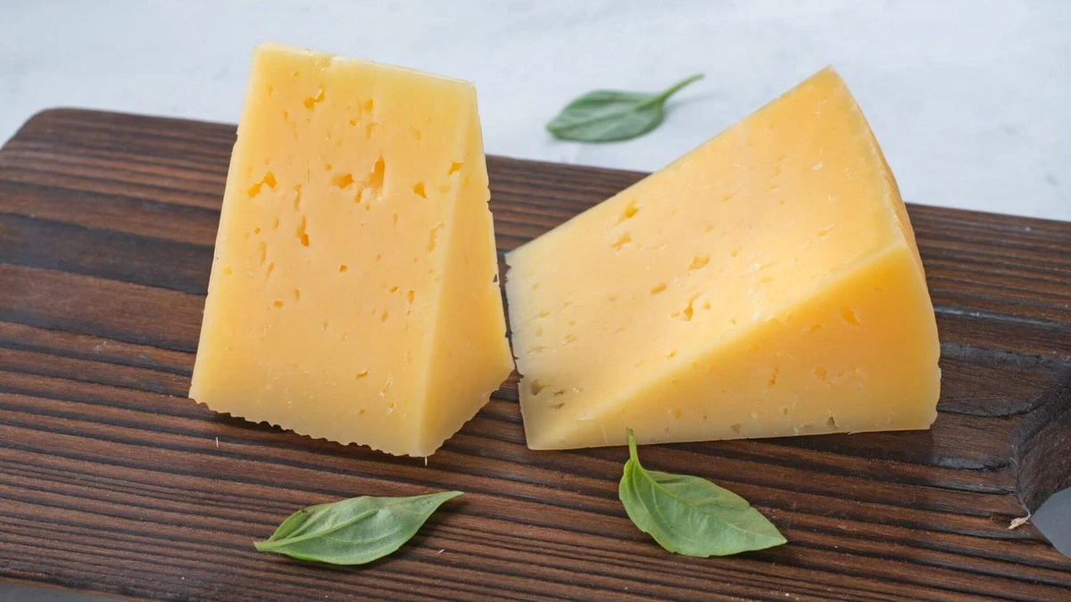 Plastový sáček ničí sýr za 3 dny: Jak správně uchovávat každý druh v lednici
