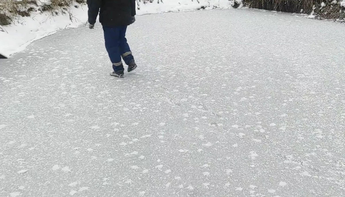 Dvě jednoduché metody, jak na kluzké podrážce zlepšit přilnavost lépe než návleky