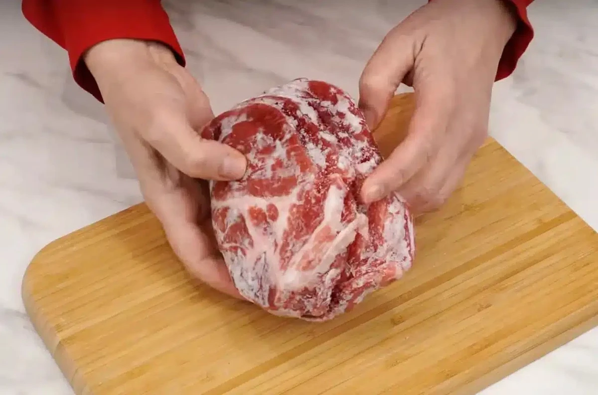 Jak rozmrazit maso jako profík: Triky, které ochrání chuť i zdraví