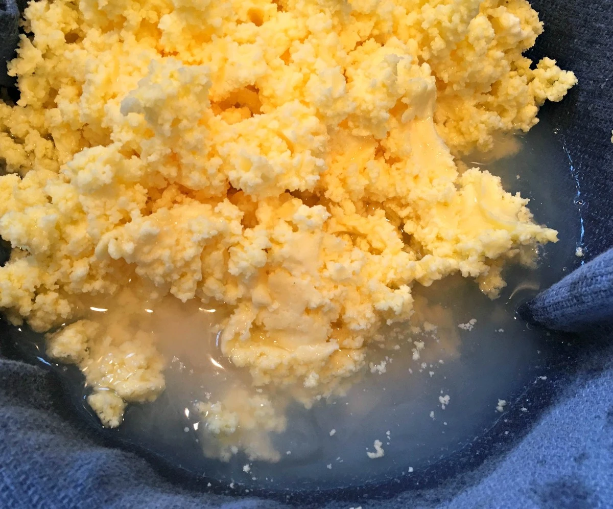 Jak rychle poznat falešné máslo: Jednoduchý trik s horkou vodou odhalí podvod - image 1