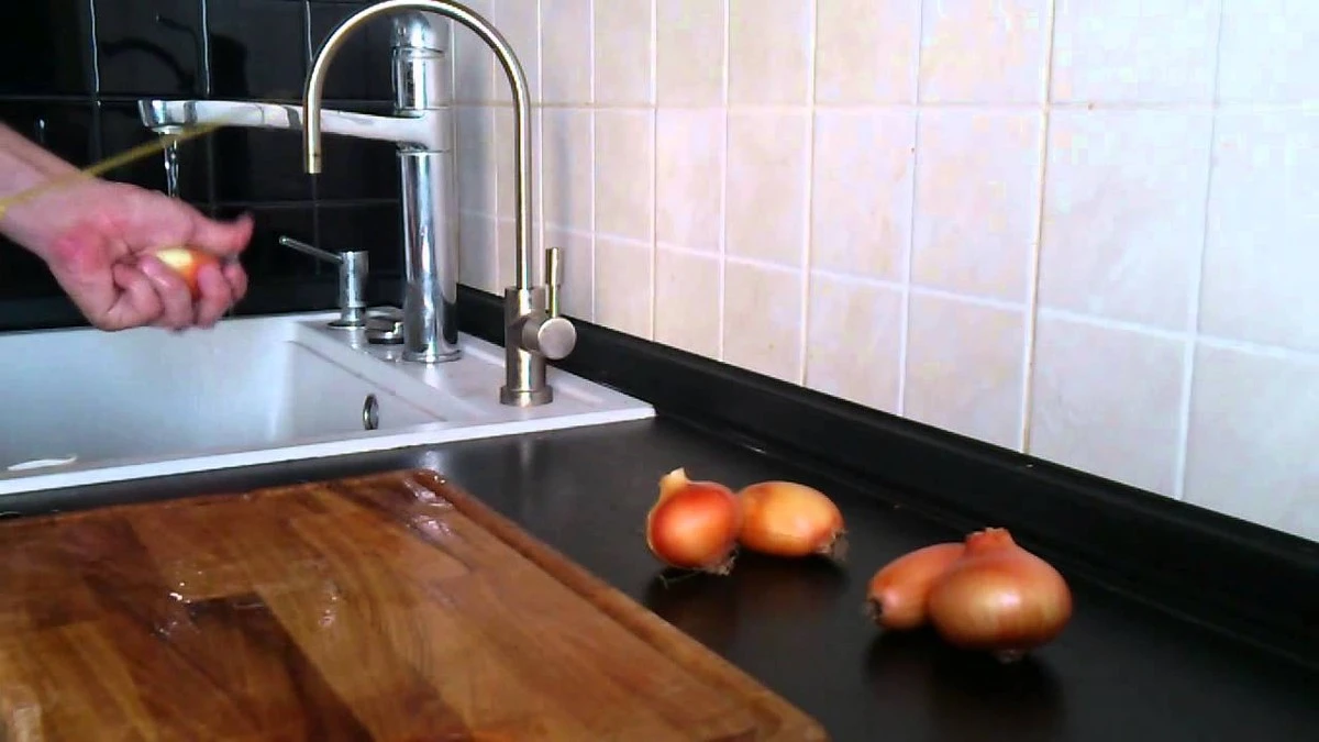 Proč zkušení kuchaři chladí cibuli před krájením: 1 trik, který vám zachrání oči