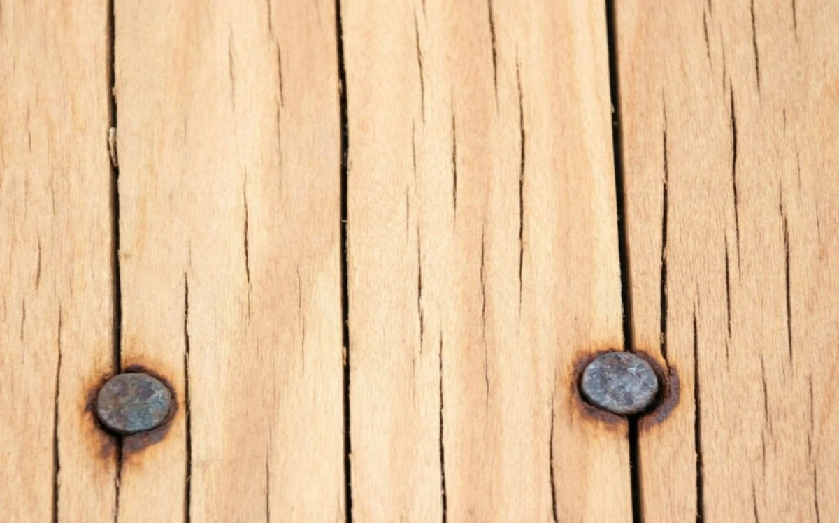 Jak vyndat zatlučený hřebík bez poškození dřeva: levné rady pro kutily