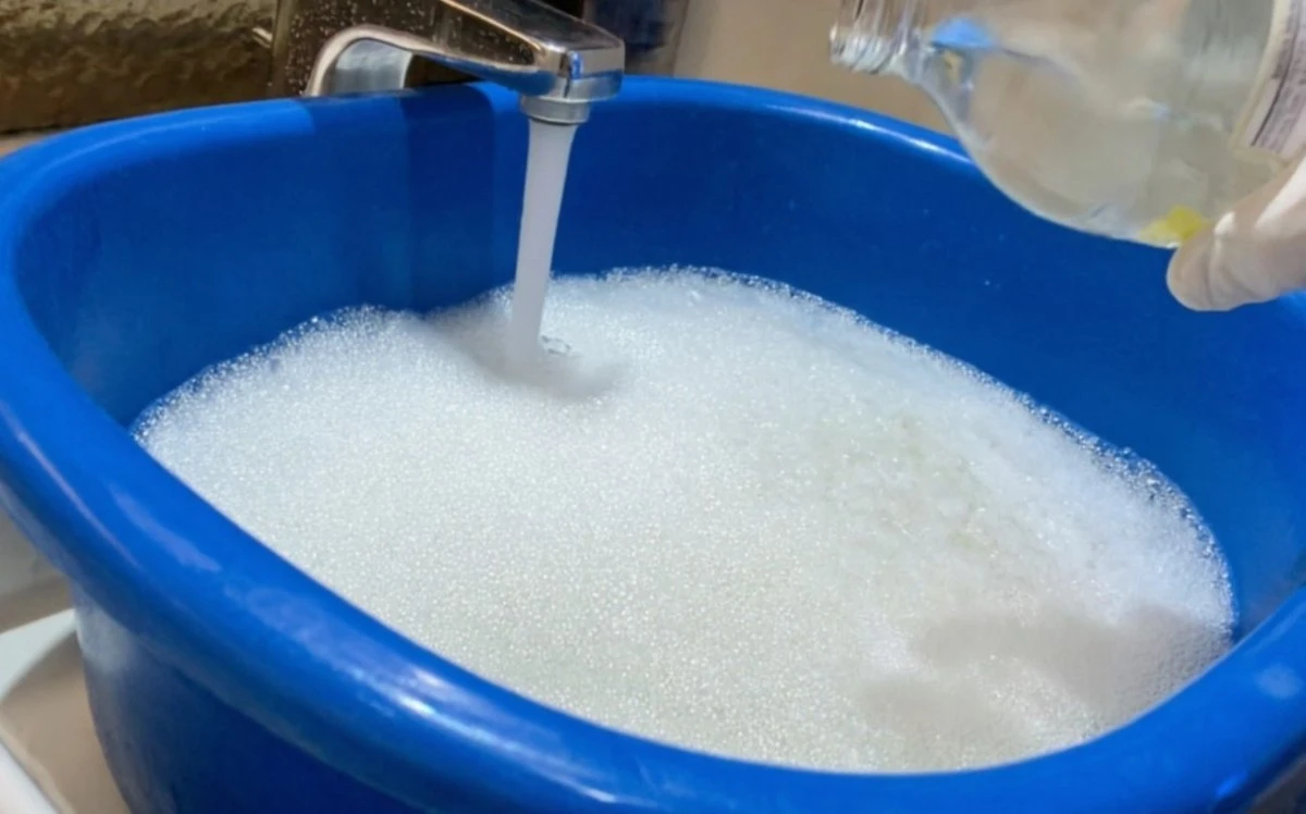 Požloutlé záclony znovu jako nové: tajemství správného namáčení před praním