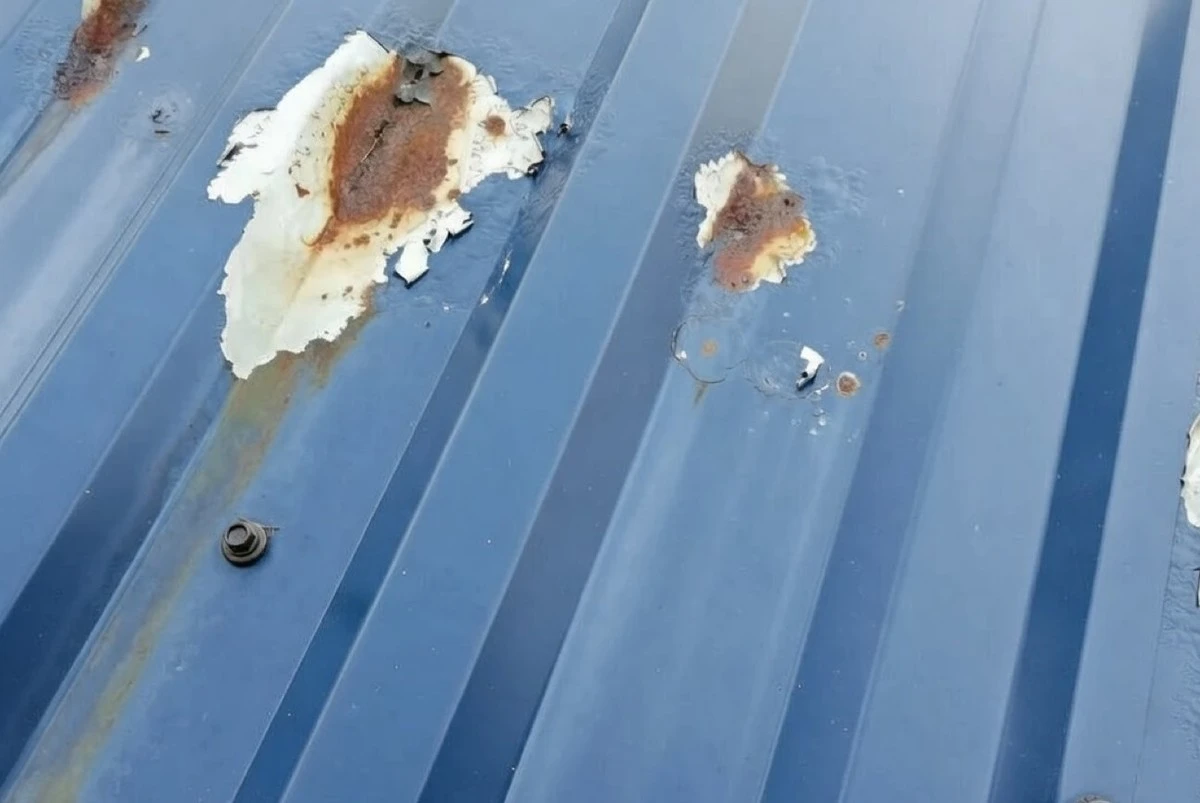 Jak odstranit rez z trapézového plechu bez výměny: jednoduchý trik s domácími prostředky