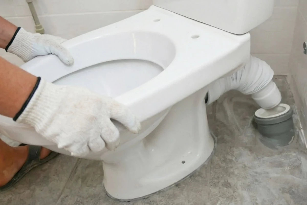 Proč se záchod viklá a jak to jednoduše opravit bez instalatéra