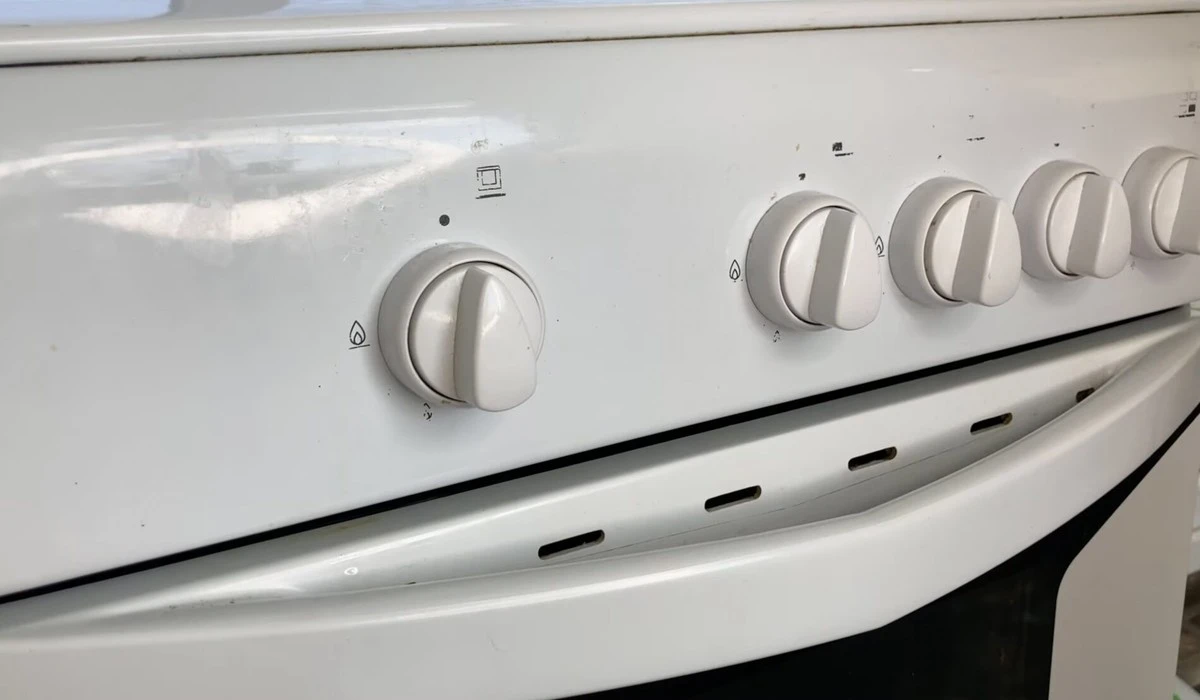 Odlévejte mastnotu z rukojetí sporáku za 3 minuty: babská rada funguje lépe než drahá chemie