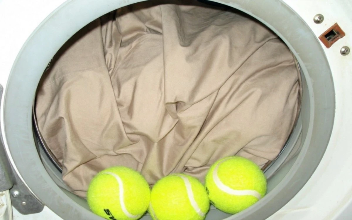Tenisák místo aviváže: jak jednoduše načechrat prádlo