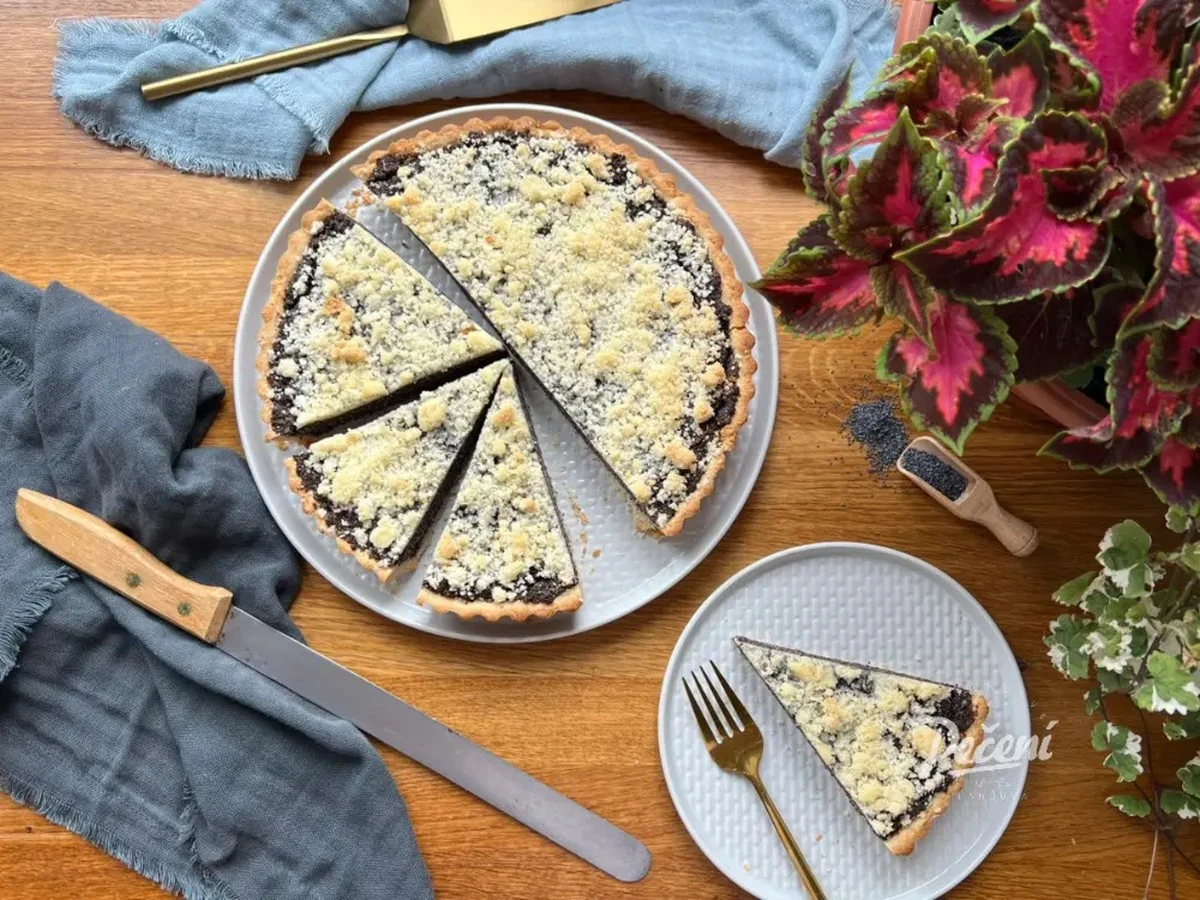 Proč babičky milují tento makový koláč: Vždy zmizí z plechu rychlostí blesku - image 1