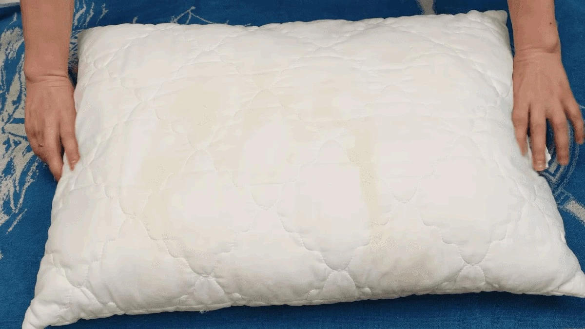 Proč žluté skvrny na polštářích zmizí s tímto trikem s jedlou sodou