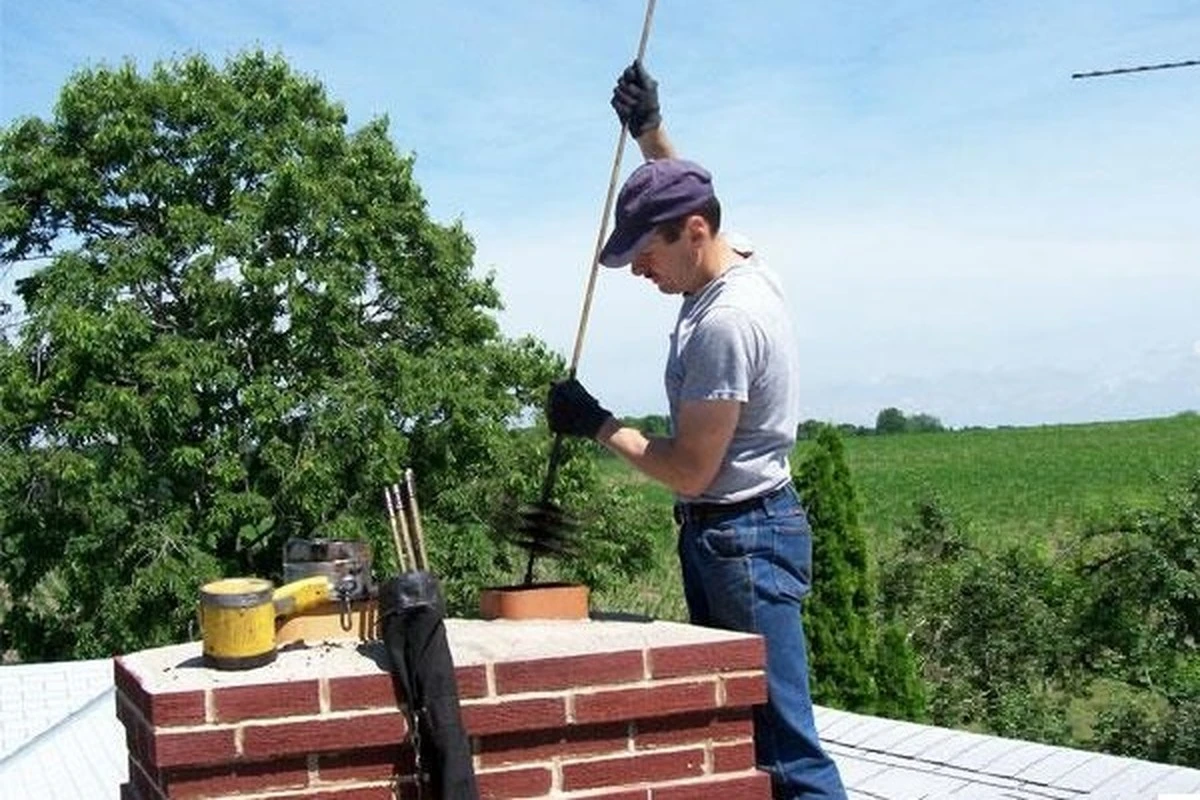 Jak vyčistit komín od sazí bez kominíka: 3 ověřené metody - image 1